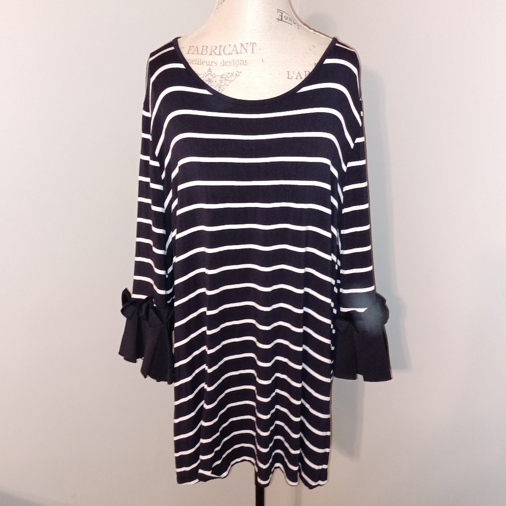 26/28 black and white shirt